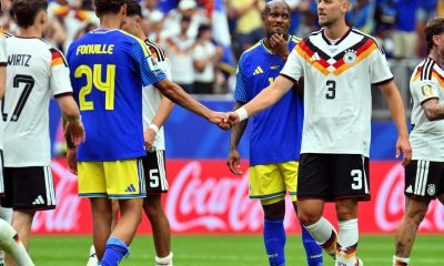 Deveron Fonville, de Curazao (i), y Waldemar Anton, de Alemania, se saludan tras el partido de la Copa Mundial 2026 en Houston, EE.UU., el 14 de junio de 2026. EFE/EPA/SAM WASSON