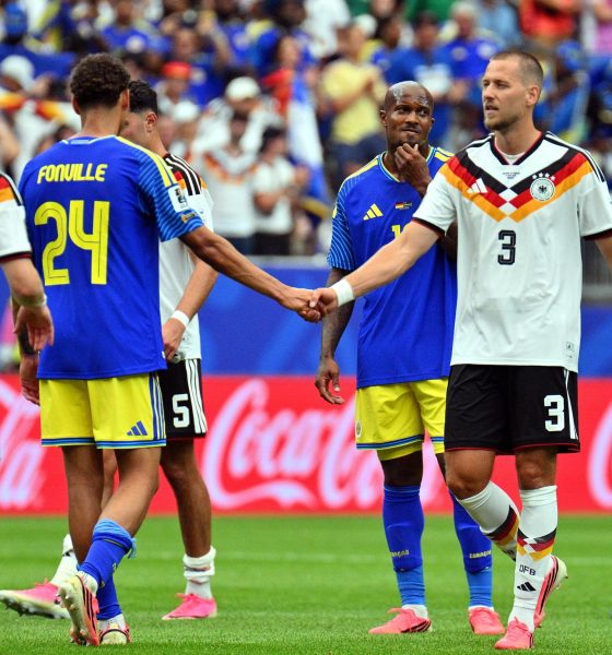 Deveron Fonville, de Curazao (i), y Waldemar Anton, de Alemania, se saludan tras el partido de la Copa Mundial 2026 en Houston, EE.UU., el 14 de junio de 2026. EFE/EPA/SAM WASSON