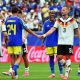 Deveron Fonville, de Curazao (i), y Waldemar Anton, de Alemania, se saludan tras el partido de la Copa Mundial 2026 en Houston, EE.UU., el 14 de junio de 2026. EFE/EPA/SAM WASSON