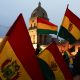 Personas ondean banderas durante un cabildo donde exigen al gobierno declarar estado de excepción este martes, en el atrio de la basílica de San Francisco en La Paz (Bolivia). EFE/ Luis Gandarillas