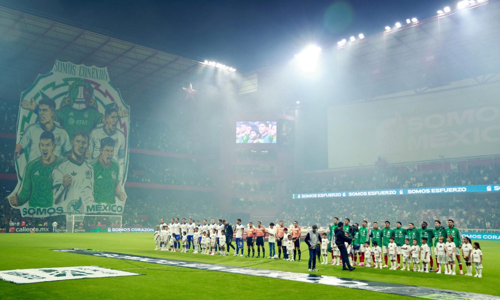 Formación de los equipos de México (d) y Serbia previo a un juego de preparación de cara al Mundial, en el estadio Nemesio Diez en Toluca (México). EFE/Felipe Gutiérrez