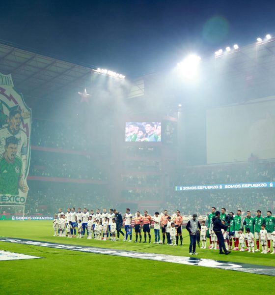 Formación de los equipos de México (d) y Serbia previo a un juego de preparación de cara al Mundial, en el estadio Nemesio Diez en Toluca (México). EFE/Felipe Gutiérrez