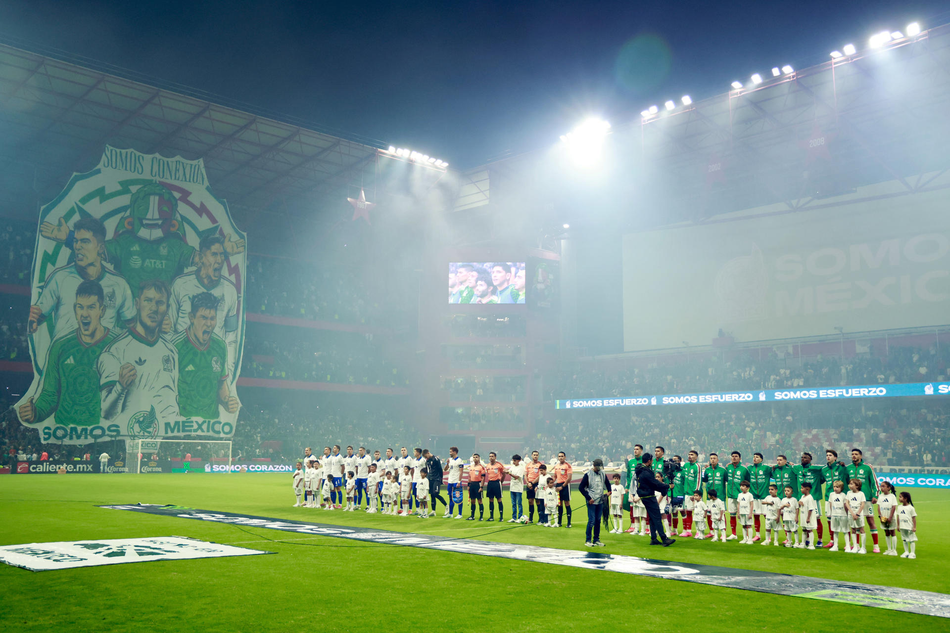 Formación de los equipos de México (d) y Serbia previo a un juego de preparación de cara al Mundial, en el estadio Nemesio Diez en Toluca (México). EFE/Felipe Gutiérrez