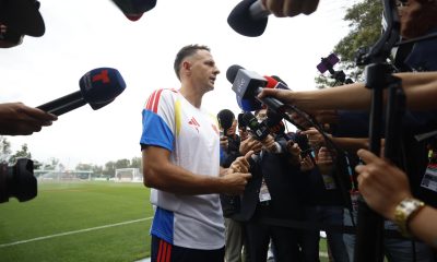 Santiago Arias de Colombia habla con los medios durante un entrenamiento este martes, en las instalaciones del Club América, en Ciudad de México (México). EFE/ Sashenka Gutiérrez