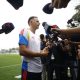 Santiago Arias de Colombia habla con los medios durante un entrenamiento este martes, en las instalaciones del Club América, en Ciudad de México (México). EFE/ Sashenka Gutiérrez