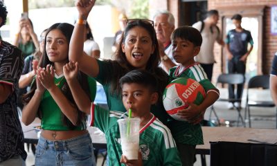 Aficionados de México observan el partido entre México y Sudáfrica este jueves, en San Diego, California (Estados Unidos). EFE/ Omar Alonso