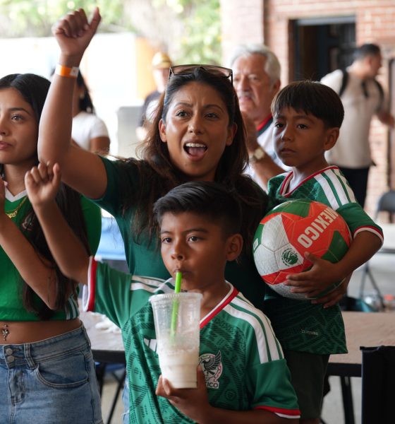 Aficionados de México observan el partido entre México y Sudáfrica este jueves, en San Diego, California (Estados Unidos). EFE/ Omar Alonso
