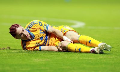 Marcelo Flores de Tigres reacciona en el piso este sábado, durante un partido por la final de la Copa de Campeones Concacaf entre Toluca y Tigres en el estadio Nemesio Diez en Toluca (México). EFE/ Alex Cruz
