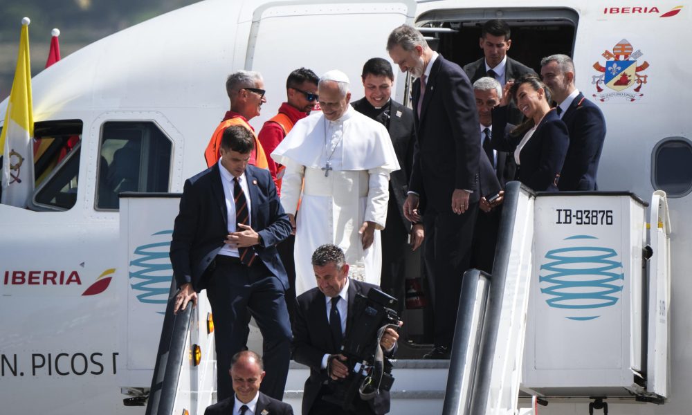 GRAFCAN5282. LA LAGUNA (TENERIFE), 12/06/2026.-El papa León XIV y el rey Felipe VI descienden del avión que debería trasladar al pontífice a Roma tras su viaje ed siete días a España por problemas técnicos que impiden su despegue del aeropuerto de Los Rodeos. EFE/ Alberto Valdés