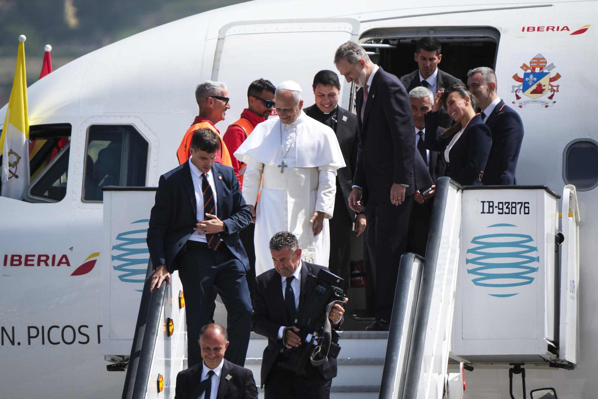 GRAFCAN5282. LA LAGUNA (TENERIFE), 12/06/2026.-El papa León XIV y el rey Felipe VI descienden del avión que debería trasladar al pontífice a Roma tras su viaje ed siete días a España por problemas técnicos que impiden su despegue del aeropuerto de Los Rodeos. EFE/ Alberto Valdés