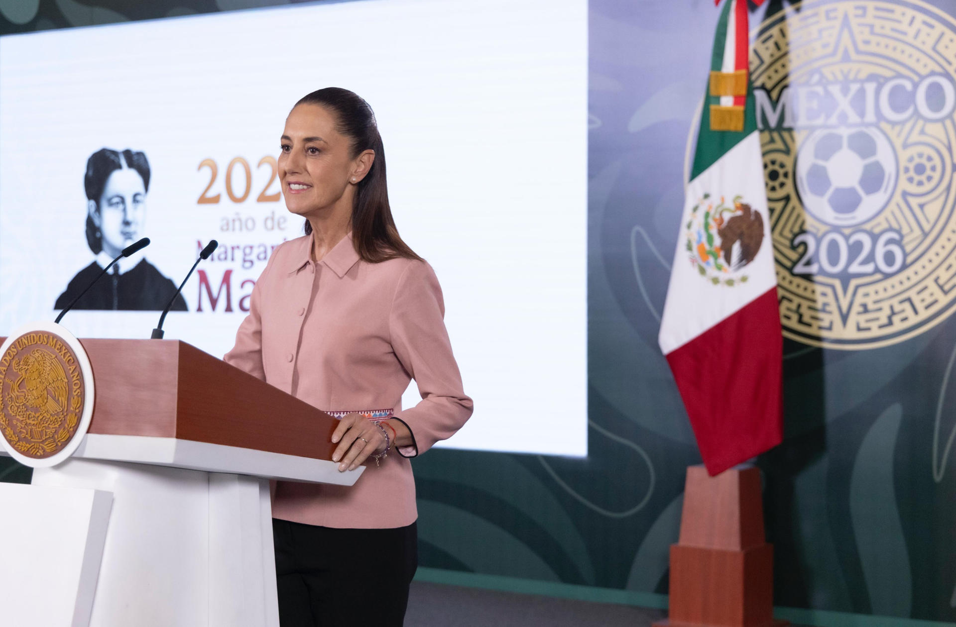 Fotografía cedida por la Presidencia de México de su mandataria, Claudia Sheinbaum, durante una rueda de prensa este jueves, en el Palacio Nacional de Ciudad de México (México). EFE/ Presidencia de México /SOLO USO EDITORIAL/NO VENTAS/ SOLO DISPONIBLE PARA ILUSTRAR LA NOTICIA QUE ACOMPAÑA (CRÉDITO OBLIGATORIO)