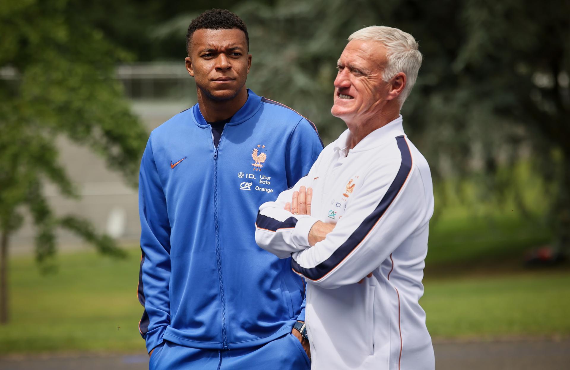 Fotografía de Thomas Padilla, en la que puede verse en una imagen del 2 de junio al seleccionador de fútbol de Francia, Didier Deschamps (d), junto al delantero Kylian Mbappé. EFE/ POOL *Prohibido su uso por MAXPPP*