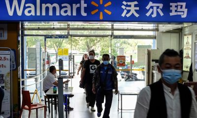 Imagen de archivo de varias personas entrando a un supermercado Walmart en Pekín, China, el 21 de septiembre de 2020. 
EFE/EPA/WU HONG