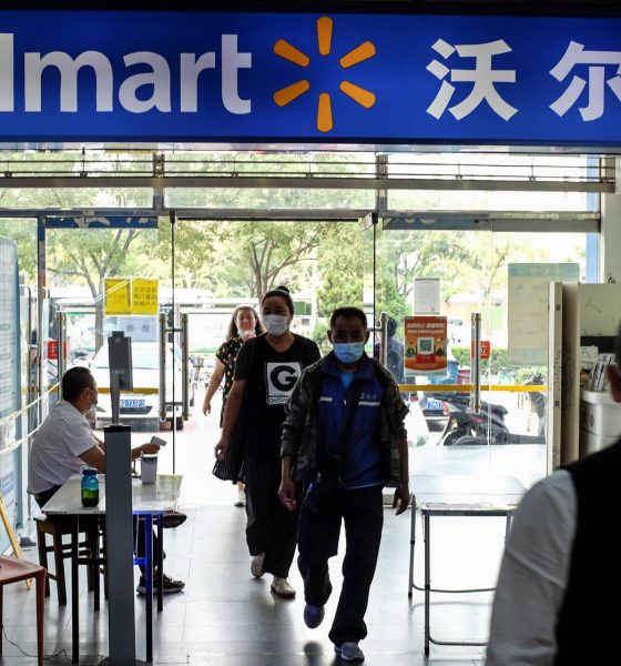 Imagen de archivo de varias personas entrando a un supermercado Walmart en Pekín, China, el 21 de septiembre de 2020. 
EFE/EPA/WU HONG