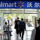 Imagen de archivo de varias personas entrando a un supermercado Walmart en Pekín, China, el 21 de septiembre de 2020. 
EFE/EPA/WU HONG