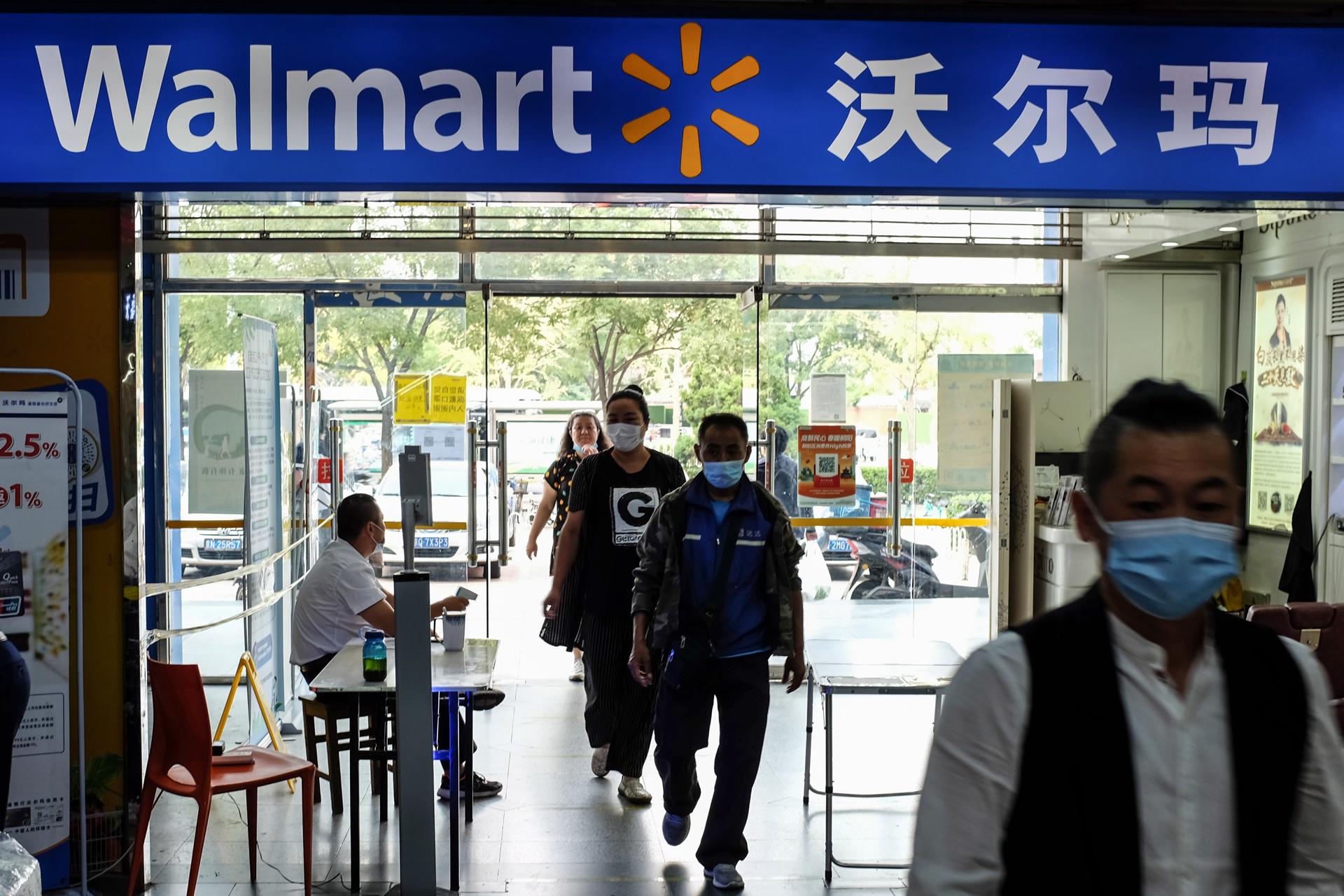 Imagen de archivo de varias personas entrando a un supermercado Walmart en Pekín, China, el 21 de septiembre de 2020. 
EFE/EPA/WU HONG