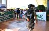 Un integrante de la policía custodia una protesta de productores de leche para exigir el fin de los bloqueos de carreteras en el país este miércoles, en el Aeropuerto Jorge Wilstermann en Cochabamba (Bolivia). EFE/Jorge Ábrego
