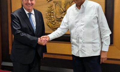 Fotografía cedida por la Cancillería R. Dominicana que muestra al secretario general de la Organización de las Naciones Unidas (ONU), António Guterres, posando junto al viceministro de Política Exterior Multilateral, Rubén Silié, este lunes en el Aeropuerto Internacional Las Américas en Santo Domingo (República Dominicana). EFE/ Cancillería R. Dominicana
