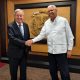 Fotografía cedida por la Cancillería R. Dominicana que muestra al secretario general de la Organización de las Naciones Unidas (ONU), António Guterres, posando junto al viceministro de Política Exterior Multilateral, Rubén Silié, este lunes en el Aeropuerto Internacional Las Américas en Santo Domingo (República Dominicana). EFE/ Cancillería R. Dominicana