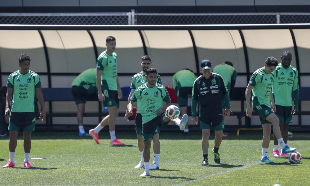 Jugadores de México entrenan este domingo en el Centro de Alto Rendimiento en Ciudad de México (México). EFE/ Isaac Esquivel