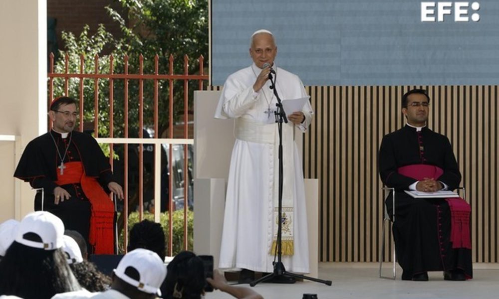 El papa León XIV durante su intervención en su visita este sábado al centro "CEDIA 24 Horas" de Cáritas Madrid. EFE/ J.J. Guillén POOL