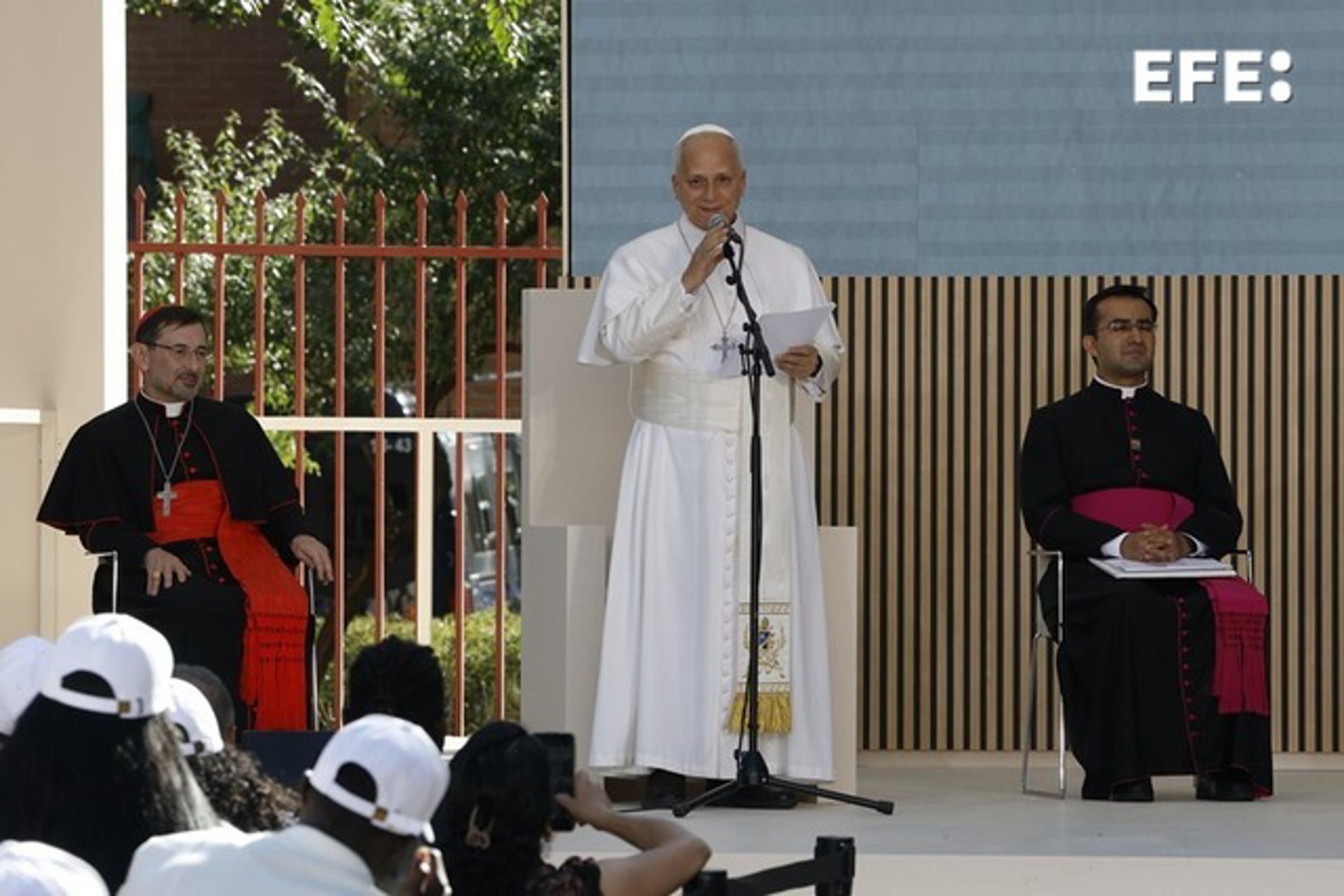 El papa León XIV durante su intervención en su visita este sábado al centro "CEDIA 24 Horas" de Cáritas Madrid. EFE/ J.J. Guillén POOL