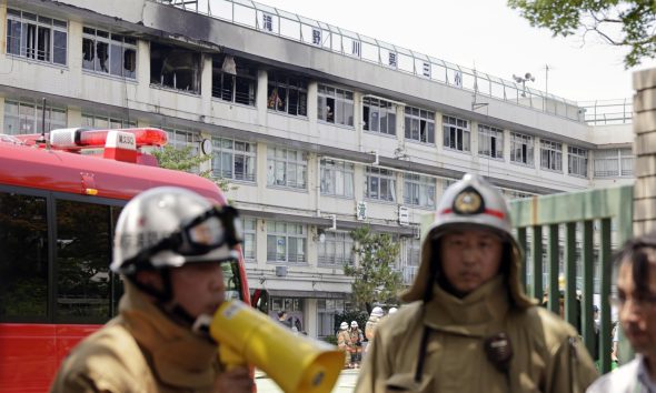 TOKYO (Japan), 19/06/2026.- Bomberos de Tokio atienden un incendio en una escuela de la capital de Japón. EFE/EPA/FRANCK ROBICHON
