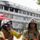 TOKYO (Japan), 19/06/2026.- Bomberos de Tokio atienden un incendio en una escuela de la capital de Japón. EFE/EPA/FRANCK ROBICHON