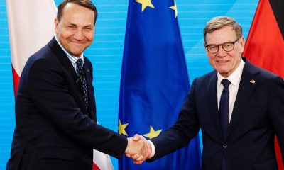 El Ministro de Asuntos Exteriores de Polonia, Radoslaw Sikorski (i), y el Ministro de Asuntos Exteriores de Alemania, Johann Wadephul (d), se dan la mano tras una rueda de prensa durante el Foro Germano-Polaco en el Ministerio de Asuntos Exteriores alemán en Berlín, Alemania, 17 de junio de 2026. (Alemania, Polonia) EFE/EPA/CLEMENS BILAN