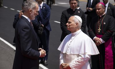 El rey Felipe VI y el papa León XIV este 12 de junio en el aeropuerto Tenerife Norte. EFE/ Alberto Valdés