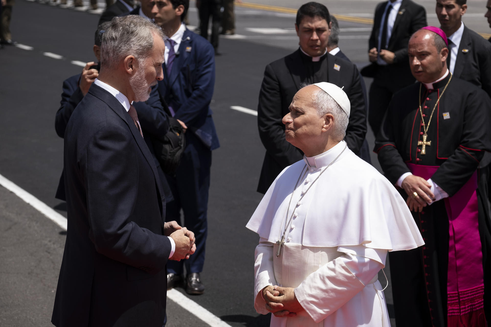 El rey Felipe VI y el papa León XIV este 12 de junio en el aeropuerto Tenerife Norte. EFE/ Alberto Valdés