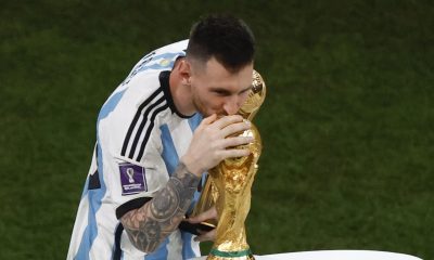 Fotografía de Alberto Estevez, en la que puede verse en una imagen de archivo del 18 de diciembre de 2022 al futbolista argentino Lionel Messi besando el trofeo tras ganar el Mundial de Catar 2022. EFE