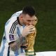 Fotografía de Alberto Estevez, en la que puede verse en una imagen de archivo del 18 de diciembre de 2022 al futbolista argentino Lionel Messi besando el trofeo tras ganar el Mundial de Catar 2022. EFE