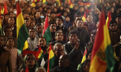 Personas sostienen banderas durante un cabildo donde exigen al gobierno declarar estado de excepción este 9 de junio de 2026, en el atrio de la basílica de San Francisco en La Paz (Bolivia). EFE/ Luis Gandarillas
