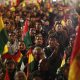 Personas sostienen banderas durante un cabildo donde exigen al gobierno declarar estado de excepción este 9 de junio de 2026, en el atrio de la basílica de San Francisco en La Paz (Bolivia). EFE/ Luis Gandarillas
