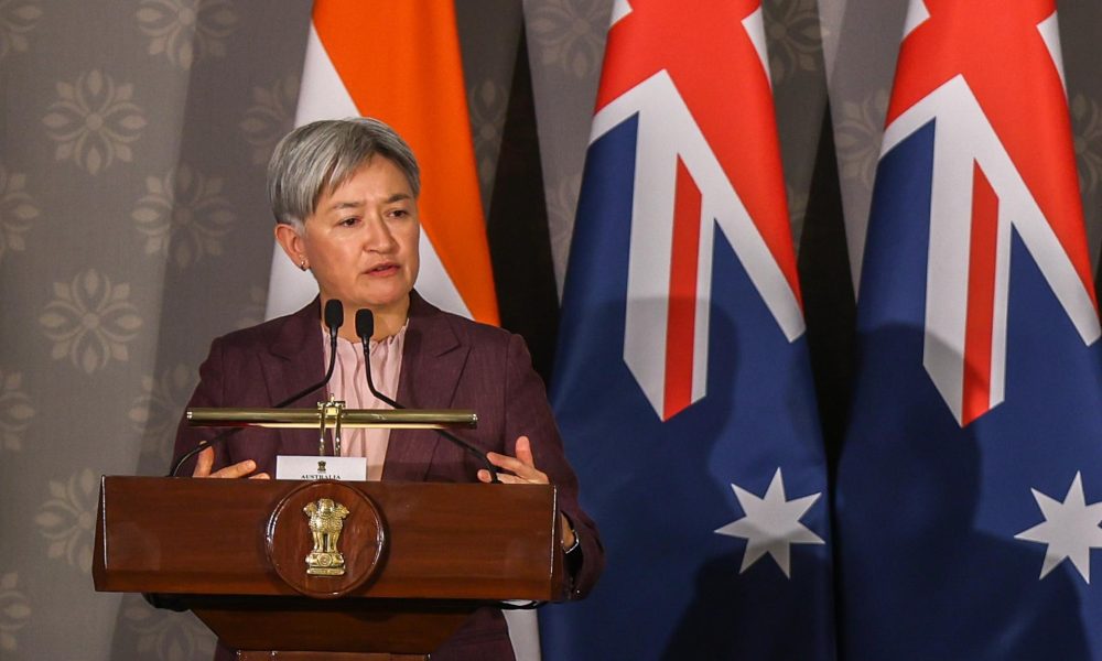 Fotografía de archivo, tomada el 26/05/2026, que muestra a la ministra de Exteriores de Australia, Penny Wong, en un acto en Nueva Delhi, India. EFE/EPA/RAJAT GUPTA