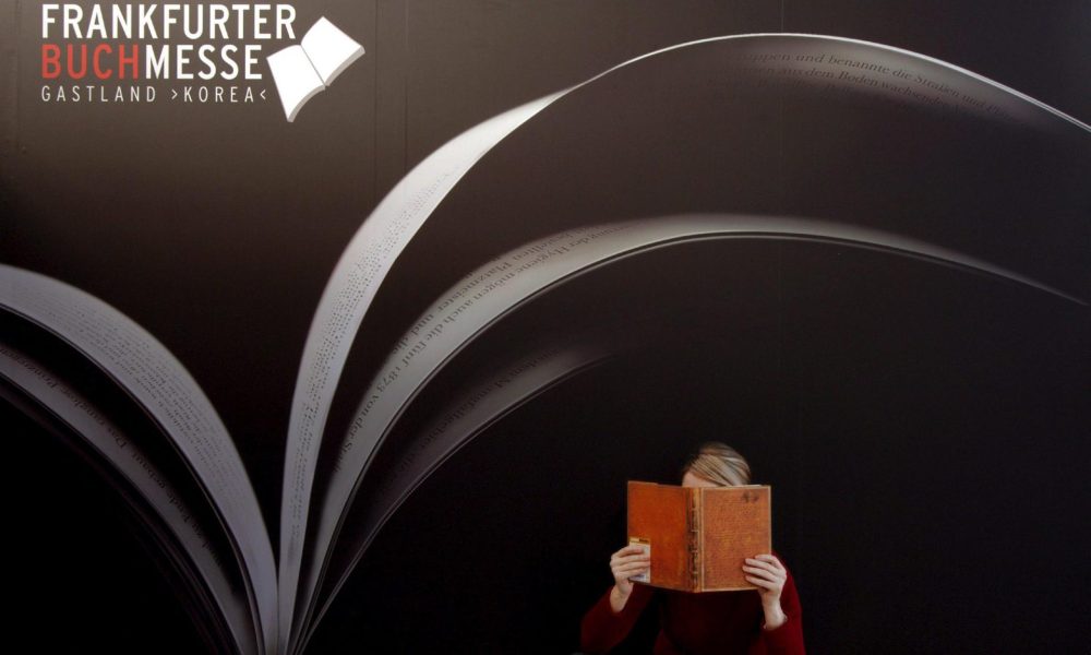 En la imagen de archivo, una mujer lee un libro en la Feria del Libro de Francfort, Alemania. EFE/Boris Roessler
