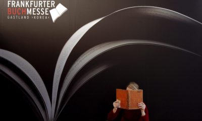 En la imagen de archivo, una mujer lee un libro en la Feria del Libro de Francfort, Alemania. EFE/Boris Roessler