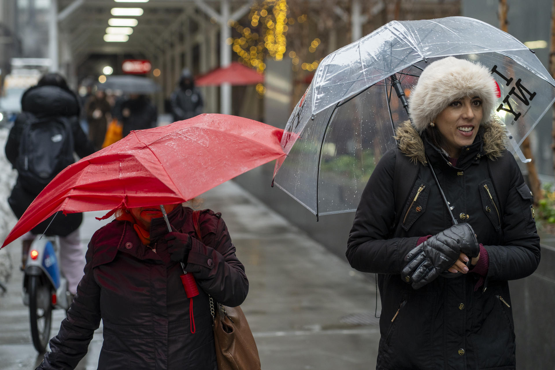 Personas se protegen de la lluvia este lunes, en Nueva York (Estados Unidos). EFE/ Angel Colmenares
