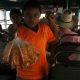 Fotografía de un niño al vender bolsas de mandarinas en un autobús en Tegucigalpa (Honduras). EFE/Gustavo Amador
