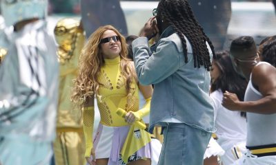 La cantante colombiana Shakira (i) y el nigeriano Burna Boy se presentan en la inauguración del Mundial de la FIFA 2026 este jueves, en el estadio Ciudad de México (México). EFE/ Sashenka Gutiérrez