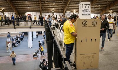 Ciudadanos votan en Bogotá, durante la jornada de la segunda vuelta de las elecciones presidenciales en Colombia este domingo, en bogotá (Colombia). EFE/ Natalia Pedraza