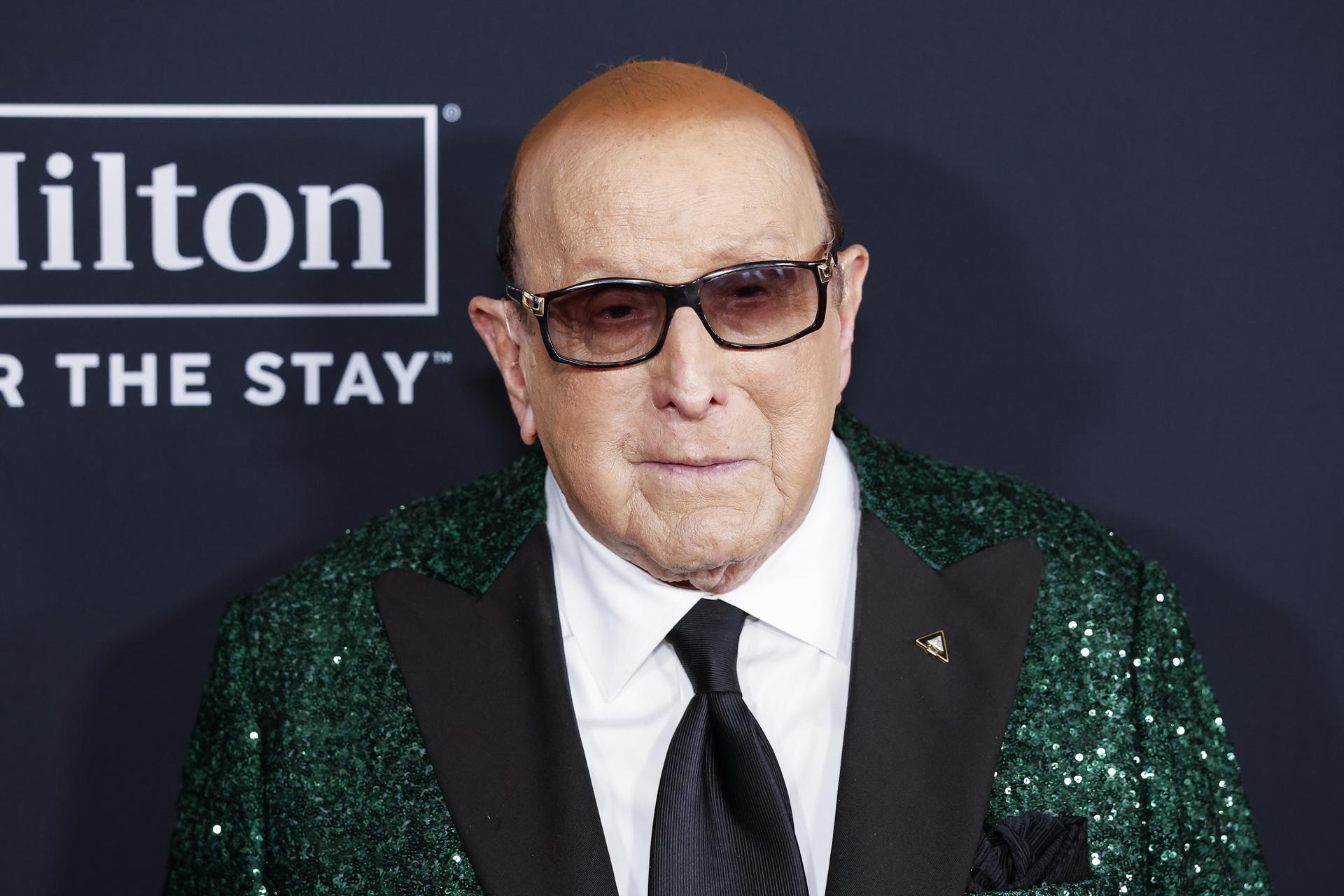 Fotografía de archivo del 31 de enero de 2026 que muestra al poderoso ejecutivo de la industria musical Clive Davis posando en la alfombra roja de la gala previa a los Premios Grammy en Los Ángeles, California (EE. UU.). EFE/ Chris Torres