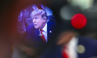 El presidente de Estados Unidos, Donald Trump, fue captado el pasado 11 de junio, a través del visor de una cámara de televisión, durante una reunión en el Despacho Oval de la Casa Blanca, en Washington DC (EE.UU.). EFE/Jim Lo Scalzo/Pool