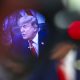 El presidente de Estados Unidos, Donald Trump, fue captado el pasado 11 de junio, a través del visor de una cámara de televisión, durante una reunión en el Despacho Oval de la Casa Blanca, en Washington DC (EE.UU.). EFE/Jim Lo Scalzo/Pool