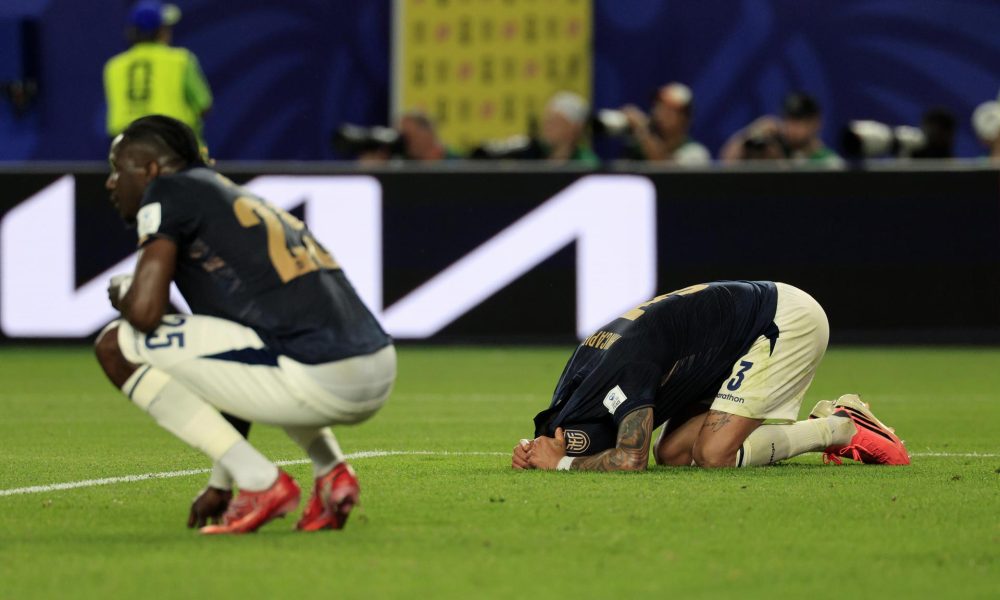 Los jugadores de Ecuador, decepcionados tras perder 1-0 en el debut en el Mundial 2026 ante Costa de Marfil en Fildelfia. EFE/EPA/SHAWN THEW