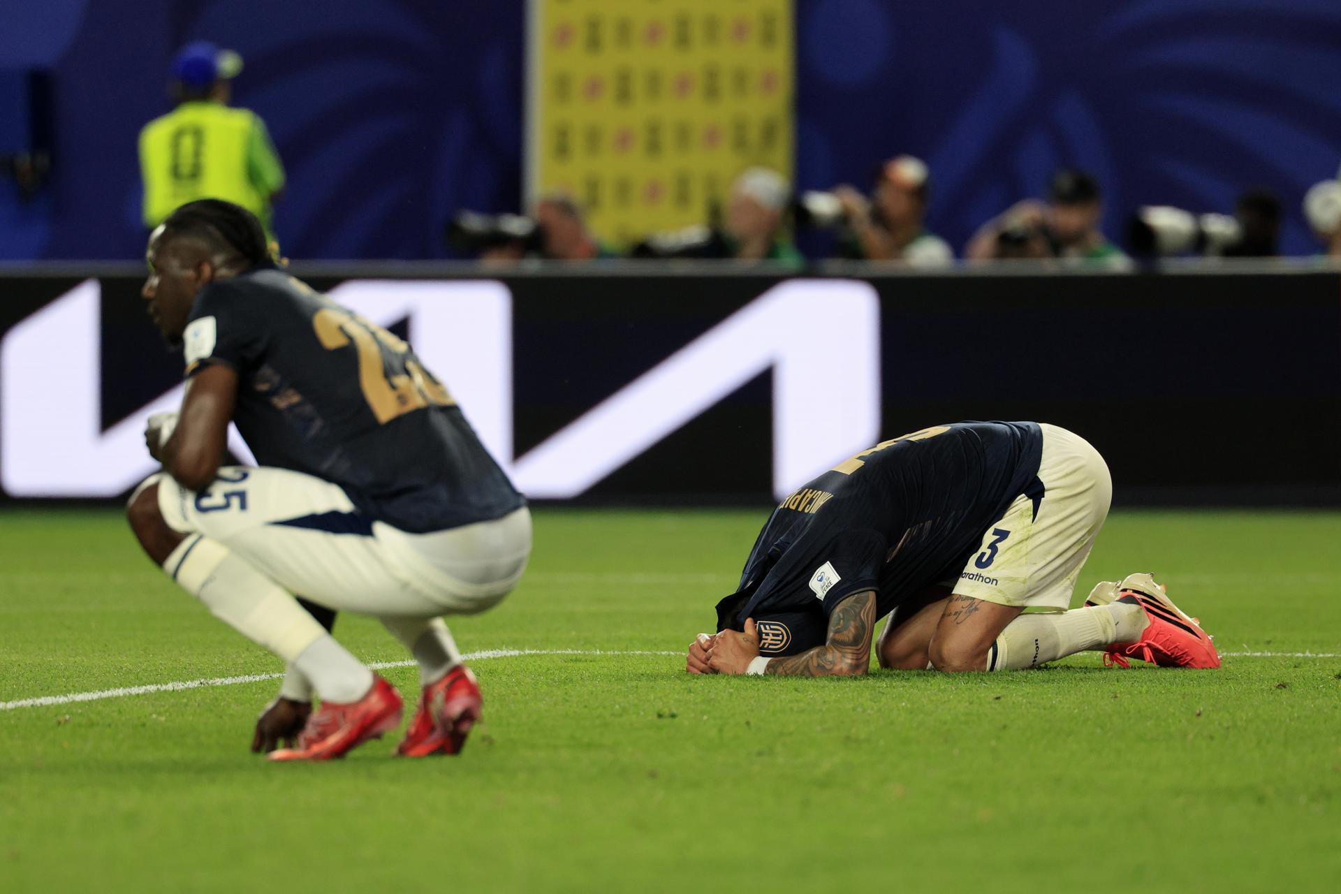 Los jugadores de Ecuador, decepcionados tras perder 1-0 en el debut en el Mundial 2026 ante Costa de Marfil en Fildelfia. EFE/EPA/SHAWN THEW