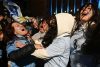 Aficionadas de Uruguay celebran un gol durante la transmisión del partido ante Arabia Saudí del Mundial 2026, en Montevideo. EFE/Federico Gutiérrez