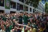 Aficionados de México celebran durante el partido entre México y Sudáfrica este jueves, en el FanFest en San José Square, California (EE.UU.). EFE/ Miguel Gutiérrez
