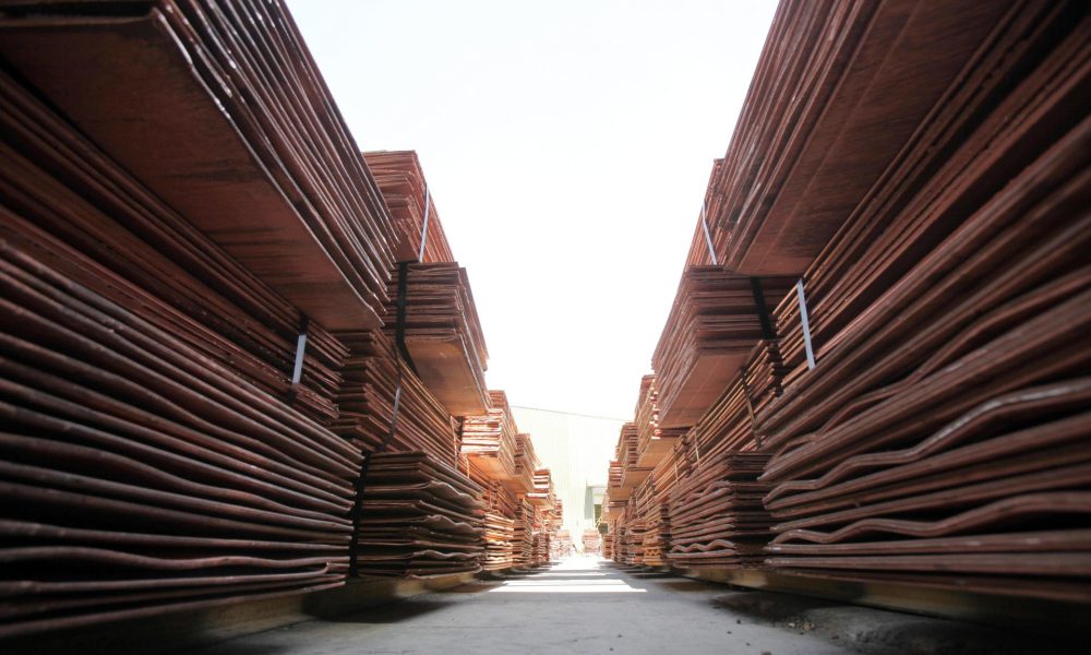 Fotografía de archivo en la que se captó cientos de planchas de cobre en la mina de Chuquicamata, en Calama (Chile). EFE/Felipe Trueba